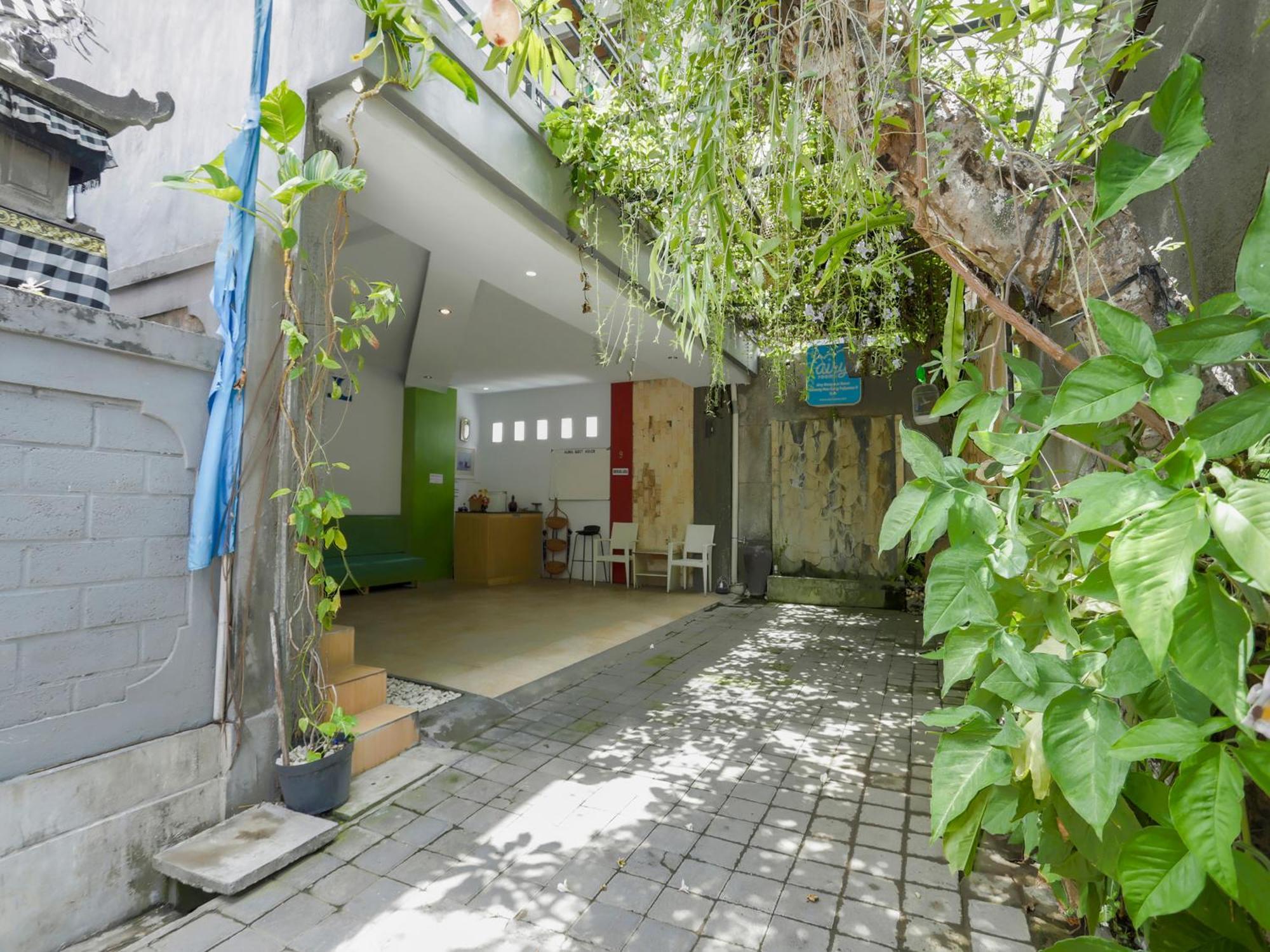 Oyo 3852 Valomia Guest House Denpasar Exterior foto